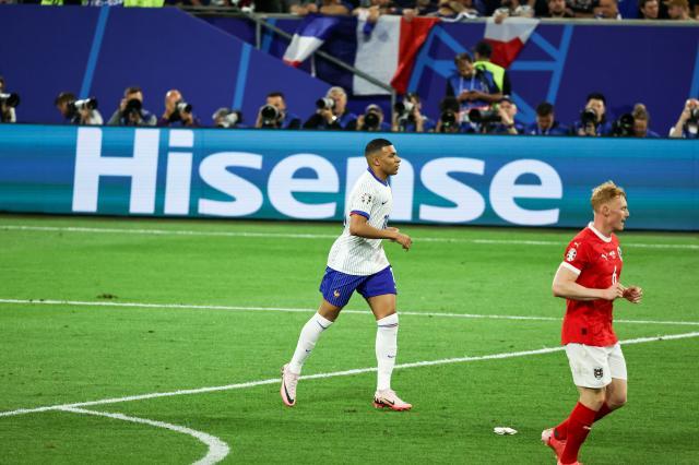 开云体育官网-姆巴佩伤退引担忧 下一场戴面具打破欧洲杯魔咒?